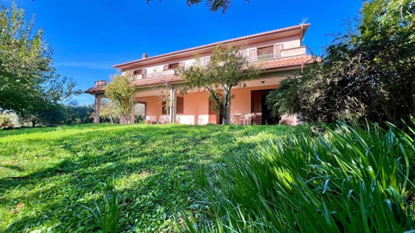 casa indipendente in vendita a Capranica