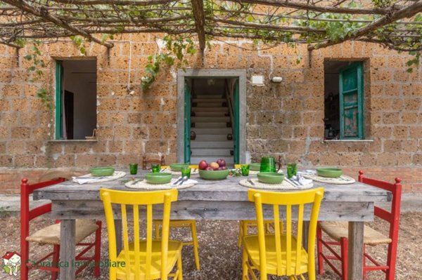 casa indipendente in vendita a Capranica