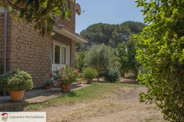casa indipendente in vendita a Capranica