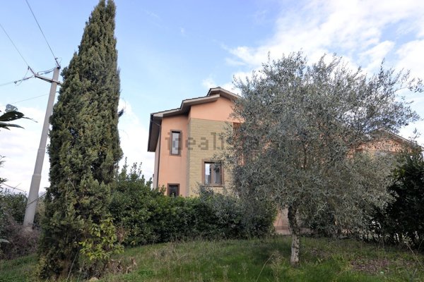 casa indipendente in vendita a Capranica