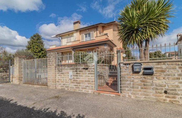 casa indipendente in vendita a Capranica