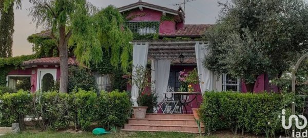 casa indipendente in vendita a Capranica
