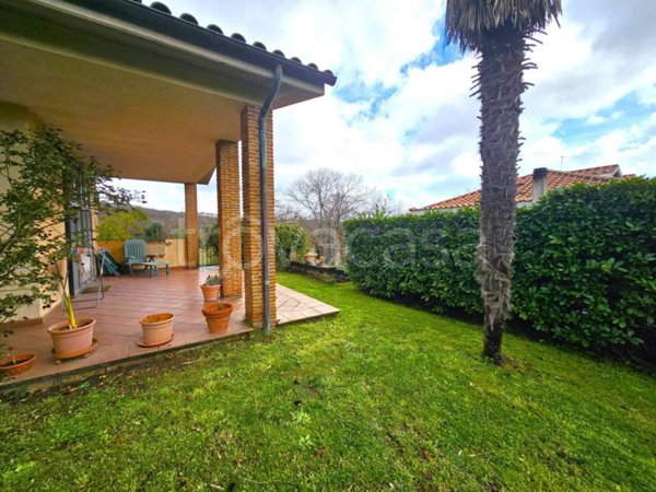casa indipendente in vendita a Capranica