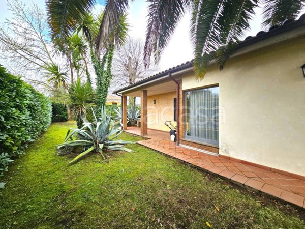 casa indipendente in vendita a Capranica