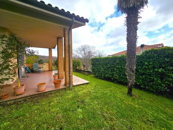 casa indipendente in vendita a Capranica