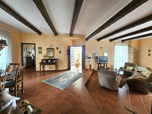 casa indipendente in vendita a Capranica