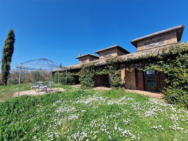 casa indipendente in vendita a Capranica