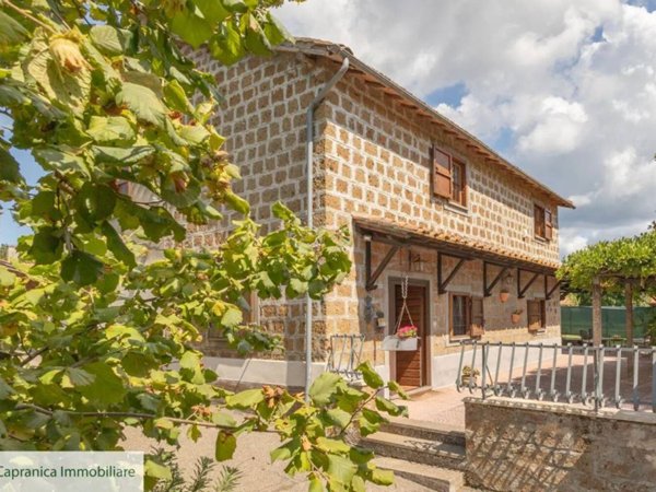 casa indipendente in vendita a Capranica