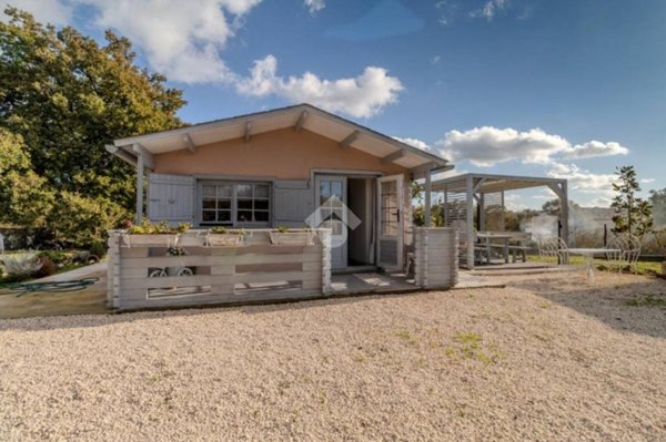 casa indipendente in vendita a Capranica in zona Vico Matrino