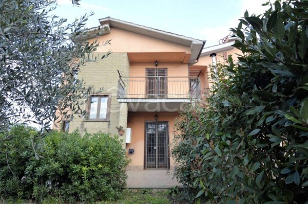 casa indipendente in vendita a Capranica