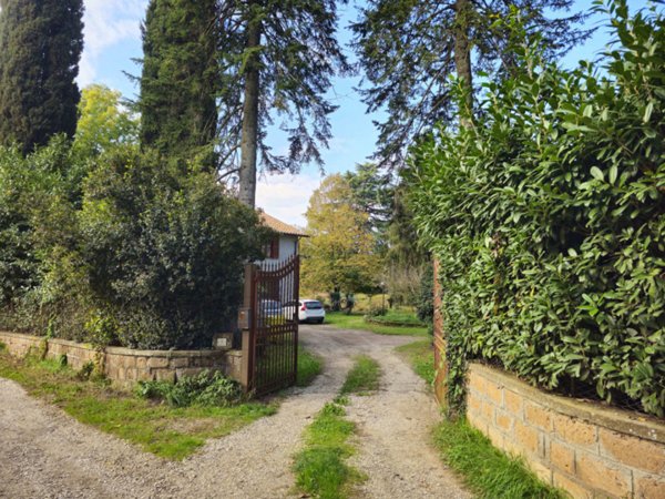 casa indipendente in vendita a Capranica