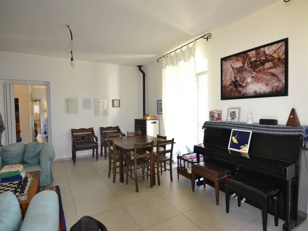 casa indipendente in vendita a Capranica in zona Vico Matrino