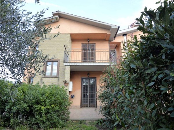 casa indipendente in vendita a Capranica