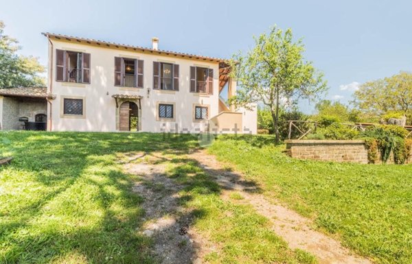 casa indipendente in vendita a Capranica