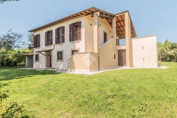 casa indipendente in vendita a Capranica