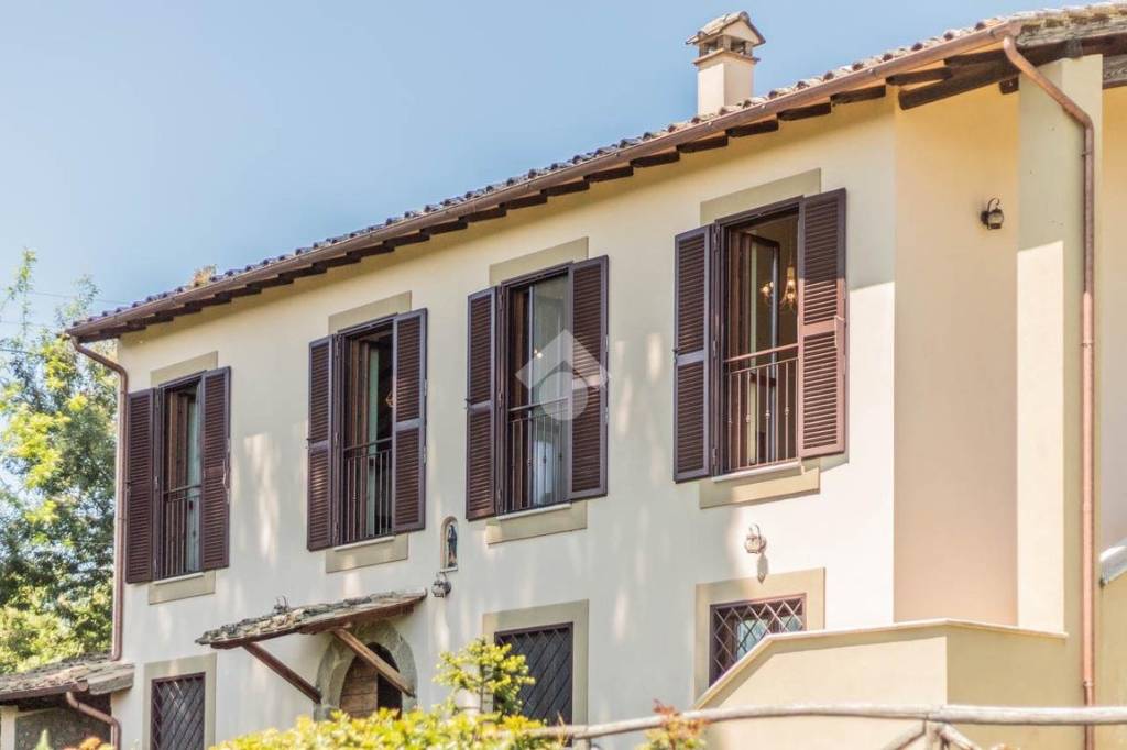 casa indipendente in vendita a Capranica
