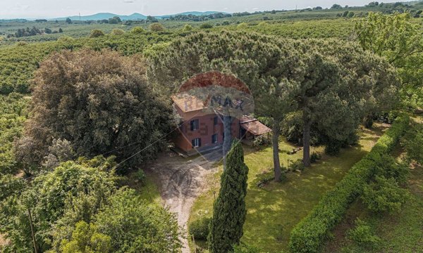 casa indipendente in vendita a Capranica