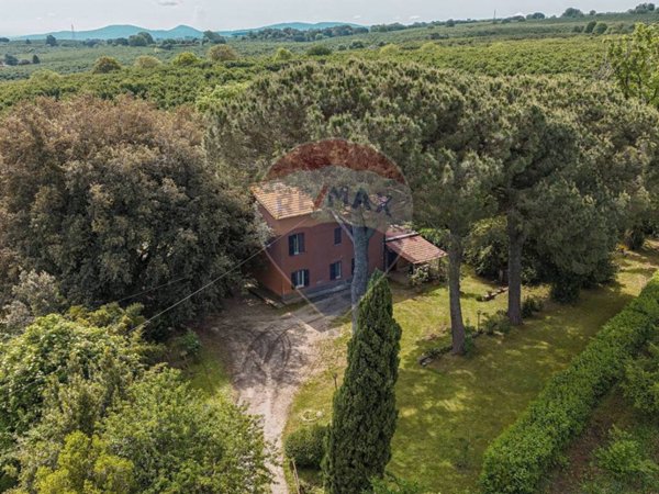 casa indipendente in vendita a Capranica
