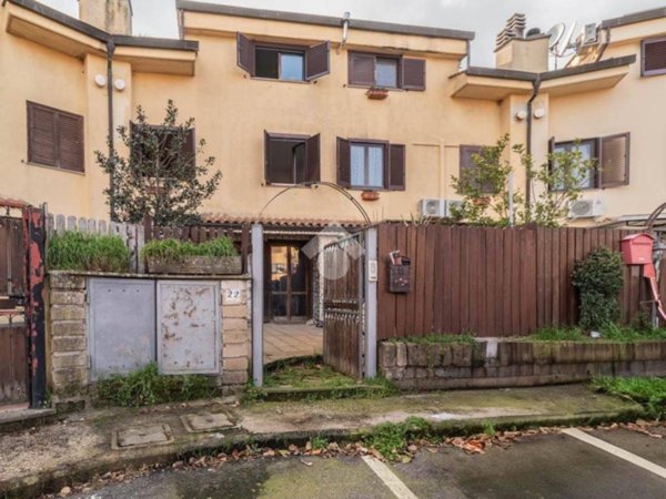 casa indipendente in vendita a Capranica