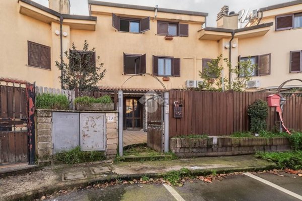 casa indipendente in vendita a Capranica
