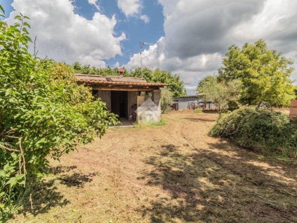 casa indipendente in vendita a Capranica
