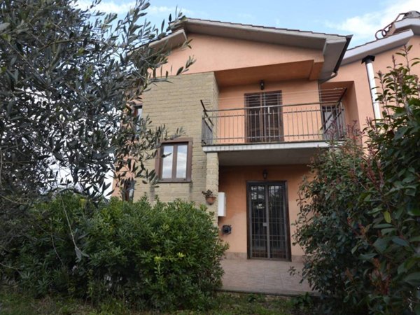 casa indipendente in vendita a Capranica