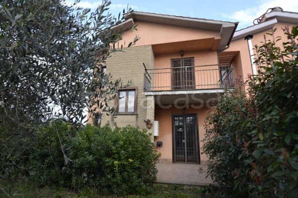 casa indipendente in vendita a Capranica