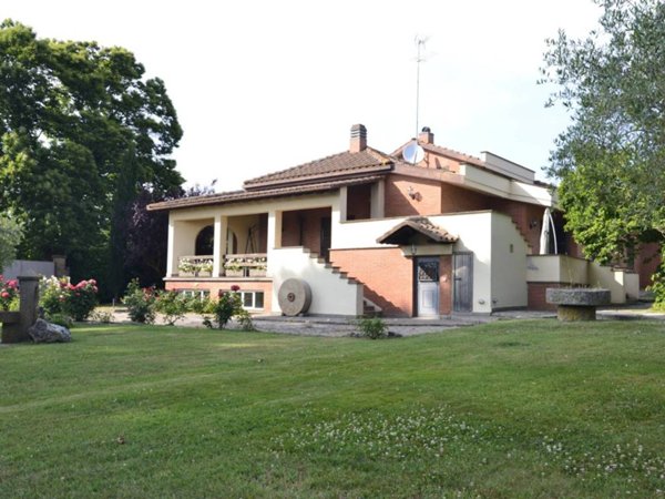 casa indipendente in vendita a Capranica