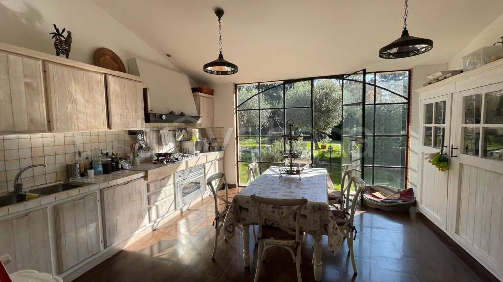 casa indipendente in vendita a Capranica