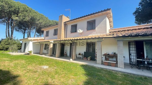 casa indipendente in vendita a Capranica in zona Vico Matrino