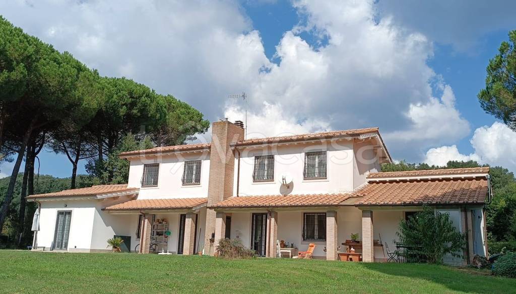 casa indipendente in vendita a Capranica in zona Vico Matrino