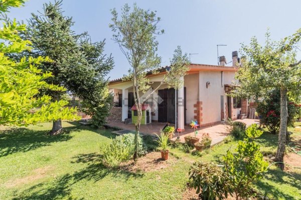 casa indipendente in vendita a Capranica