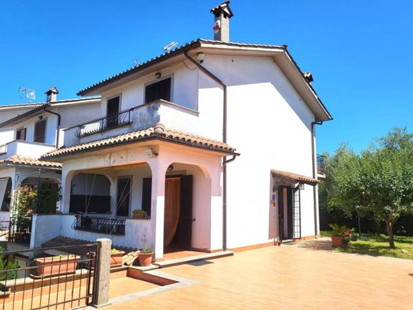 casa indipendente in vendita a Capranica