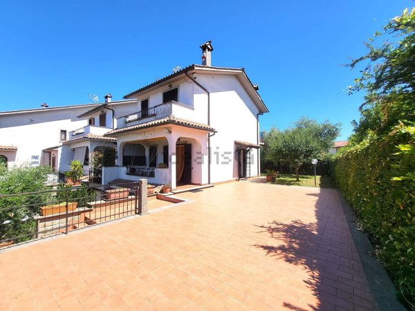 casa indipendente in vendita a Capranica