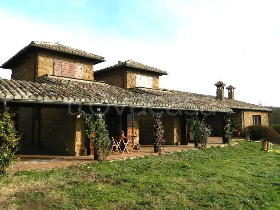 casa indipendente in vendita a Capranica