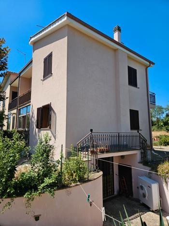 casa indipendente in vendita a Capranica in zona Capranica Scalo