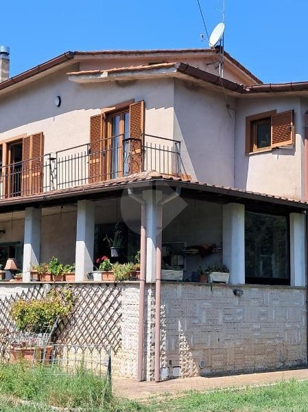 casa indipendente in vendita a Capranica