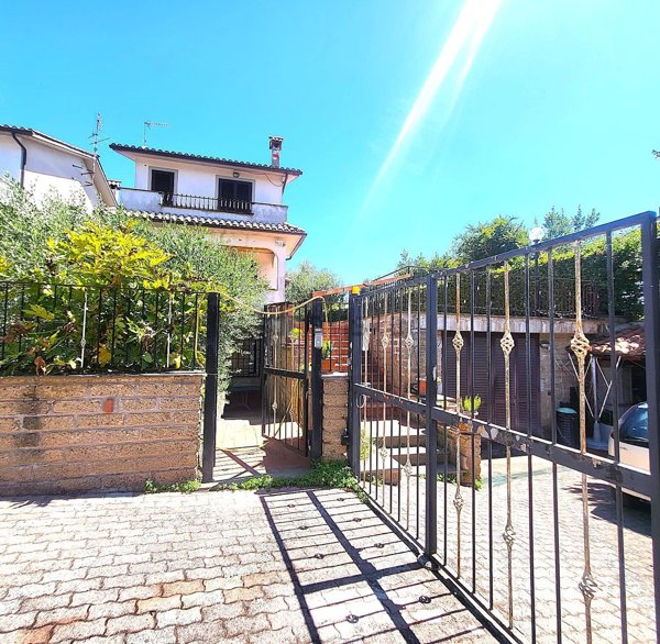 casa indipendente in vendita a Capranica