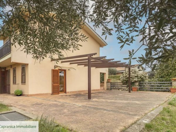 casa indipendente in vendita a Capranica