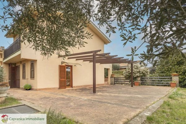 casa indipendente in vendita a Capranica