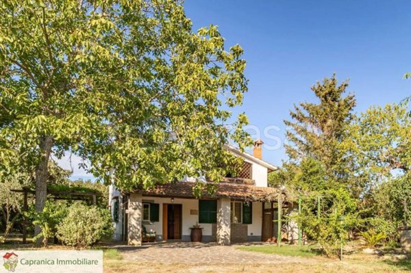 casa indipendente in vendita a Capranica