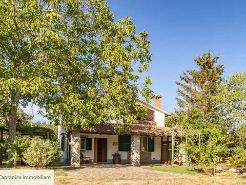 casa indipendente in vendita a Capranica