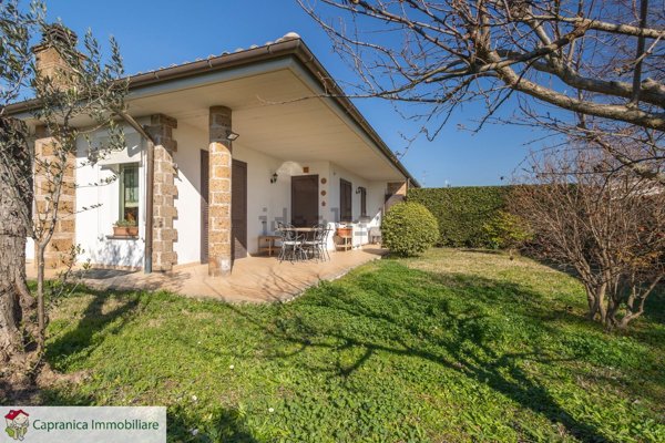 casa indipendente in vendita a Capranica