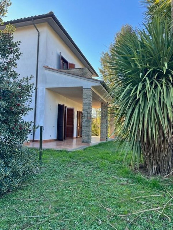 casa indipendente in vendita a Capranica