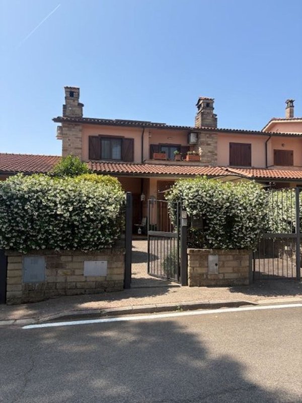 casa indipendente in vendita a Capranica