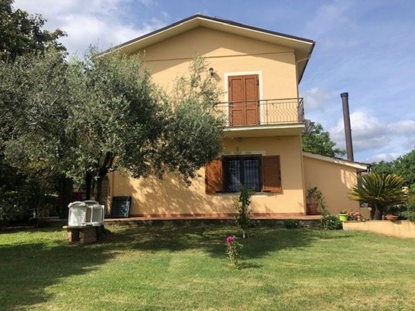 casa indipendente in vendita a Capranica