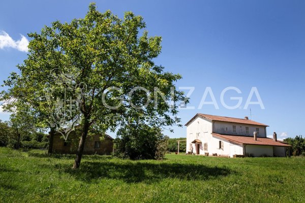 casale in vendita a Capranica