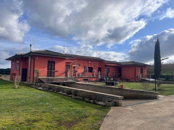 casa indipendente in vendita a Capranica in zona Vico Matrino