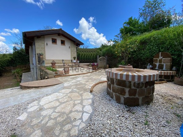 casa indipendente in vendita a Capranica