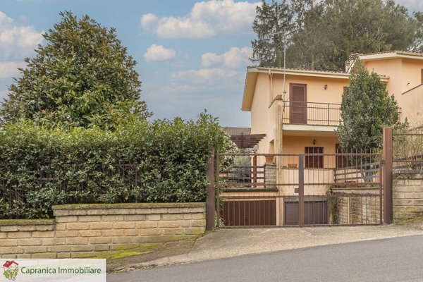 casa indipendente in vendita a Capranica